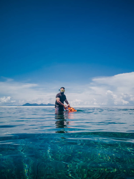 シュノーケリングマスクの人々は、サンゴ礁の海のプールで熱帯魚と水中でダイビング。旅行ライフスタイル、ウォータースポーツ、アウトドアアドベンチャー、子供と家族の夏のビーチホリデー - 写真・画像
