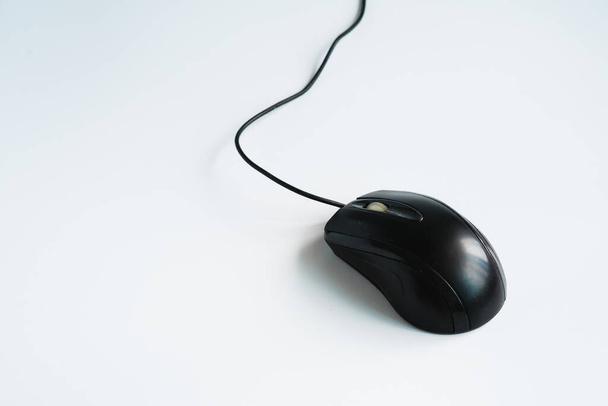 Moderno ratón de ordenador negro sobre fondo blanco - Foto, Imagen