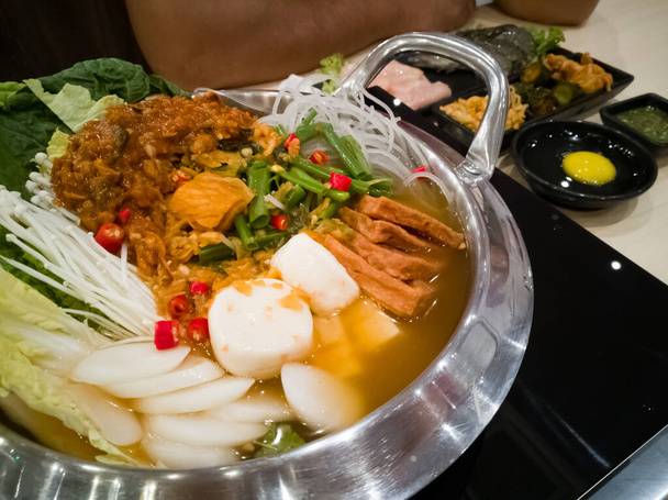 Delizioso cibo coreano servito sul tavolo. - Foto, immagini