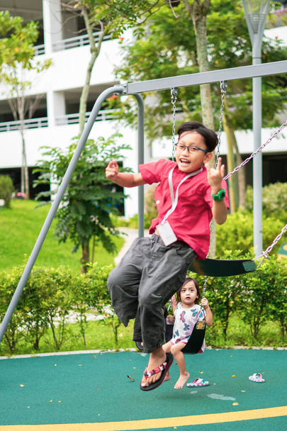 Aktív gyerekek játszanak a játszótéren. Boldog és vidám idő.. - Fotó, kép