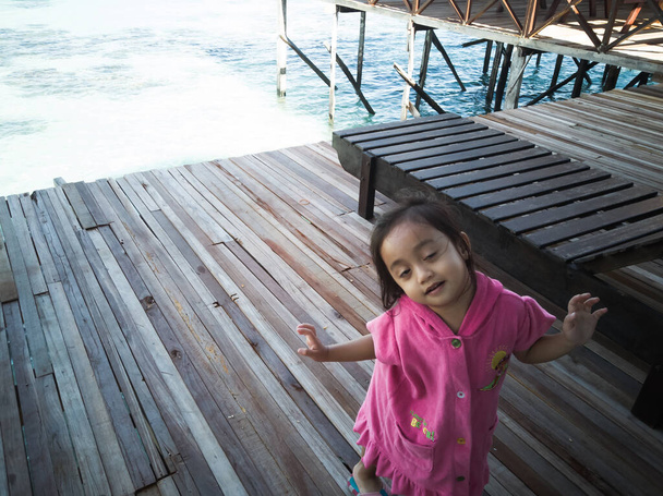 Asiática poco niño niña cerca del mar - Foto, Imagen