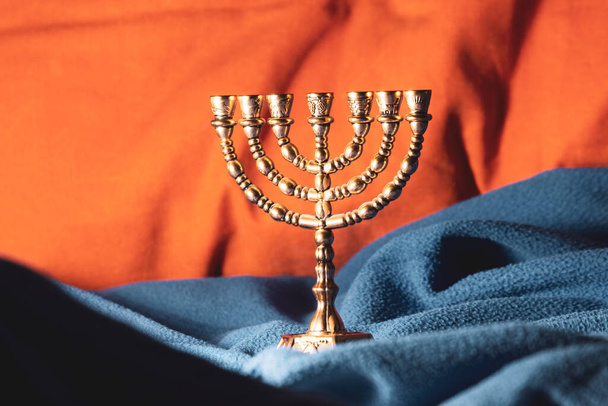 Tevrat ve kutsal kitabı okumak için Yahudi altın sarısı şamdan. - Fotoğraf, Görsel