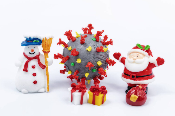 Boneco de neve, Papai Noel, árvore de Natal e presentes no fundo do modelo coronavírus - Foto, Imagem
