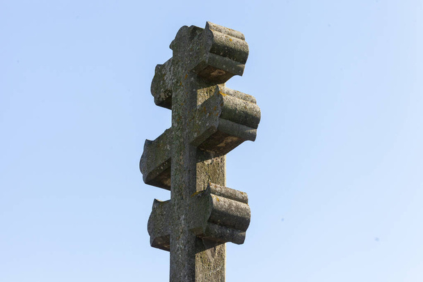 Χριστιανός σταυρός στον τάφο στο νεκροταφείο - Φωτογραφία, εικόνα
