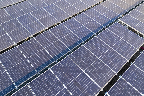 Panel del sistema de energía solar en la azotea - Foto, Imagen
