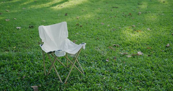 Cadeira de acampamento vazia branca na grama - Foto, Imagem