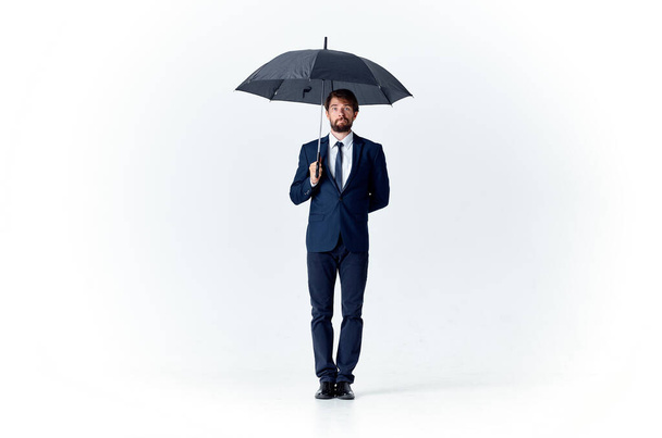 επιχειρηματίας σε κοστούμι ομπρέλα καιρού προστασίας βροχής - Φωτογραφία, εικόνα