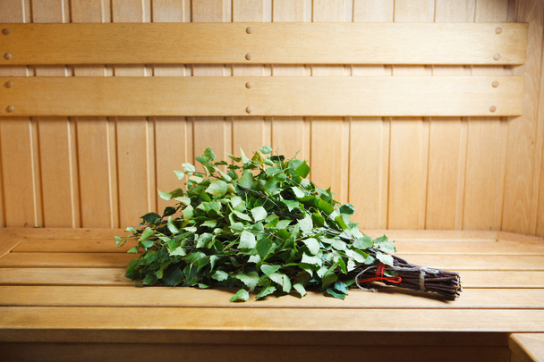 kilka gałązek brzozy zielony w saunie - Zdjęcie, obraz