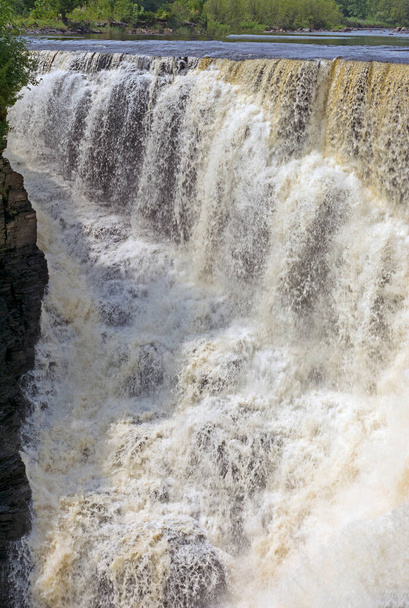 Mocné vody řítící se do dramatické propasti na Kakabeka Falls v Ontariu, Kanada - Fotografie, Obrázek
