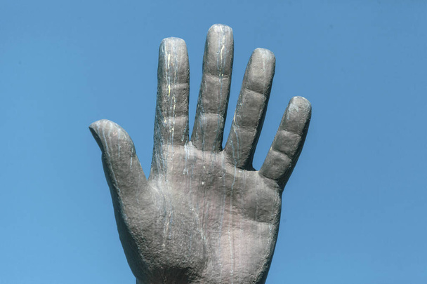 Kobieta ręka z otwartą dłonią podniesiona do nieba - Zdjęcie, obraz