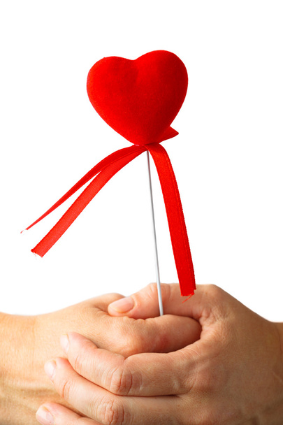 símbolo rojo del corazón en las manos
 - Foto, Imagen