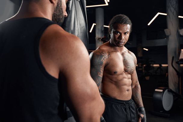 brutalny sexy silny kulturystów atletyczny fitness mężczyźni pompowanie mięśnie brzucha trening kulturystyka koncepcja tło - Zdjęcie, obraz