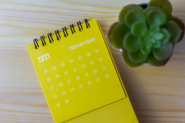 Απογείωση ημερολογίου Νοεμβρίου 2021. Ημερολόγιο επιφάνειας εργασίας για το σχεδιασμό και τη διαχείριση κάθε ημερομηνίας. - Φωτογραφία, εικόνα