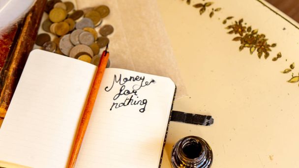お金が何も書かれていないノートに金属のコインとドル紙幣 - 写真・画像