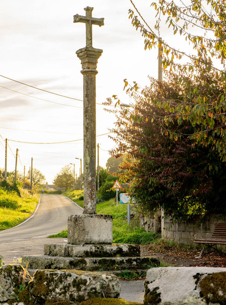 Typisch landelijk monument van Galicië bestaat uit een basis met treden en een zuil met een kruis - Foto, afbeelding