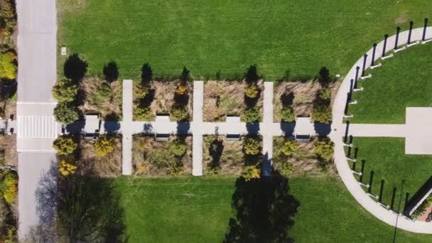 Letecký pohled na park s lávkou a starými zříceninami s velkými sloupy - Záběry, video