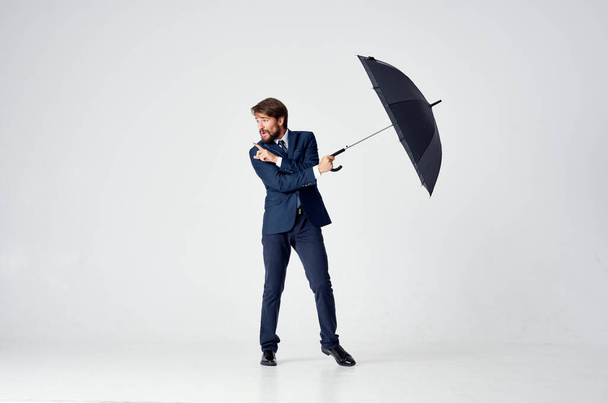 Geschäftsmann im Anzug Manager Büro Arbeit Regenschirm in der Hand - Foto, Bild