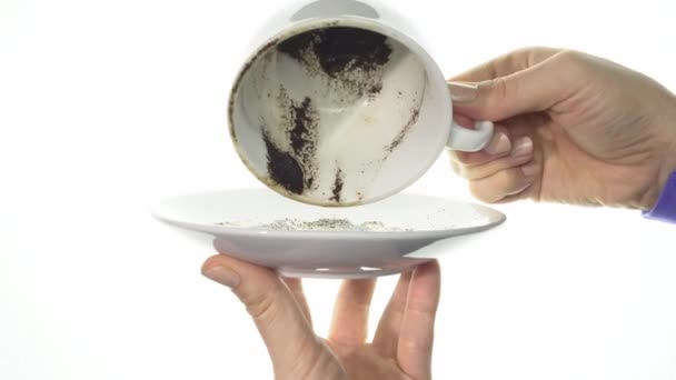 Jövőmondás.Női kezek fordít át egy fehér csésze, amely belsejében kávé alapon. Közelkép. - Felvétel, videó