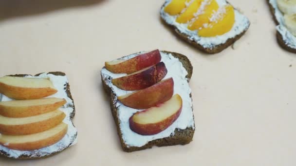 Hacer tostadas con frutas frescas para el desayuno - Metraje, vídeo