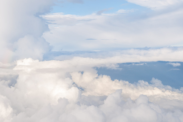 pluizige witte wolken en blauwe hemelachtergrond - Foto, afbeelding