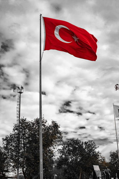 Довга щогла турецький прапор з хмарним сірим небом
 - Фото, зображення