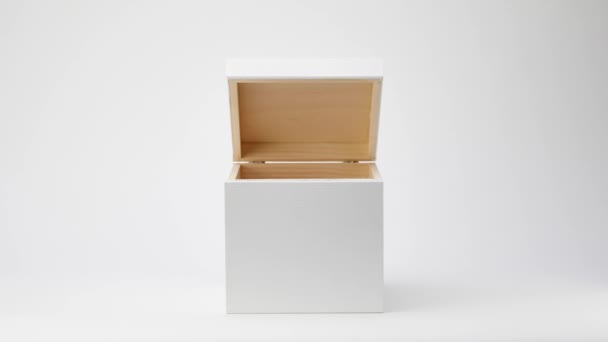 het deksel opent voor de witte houten doos, stop motion video - Video