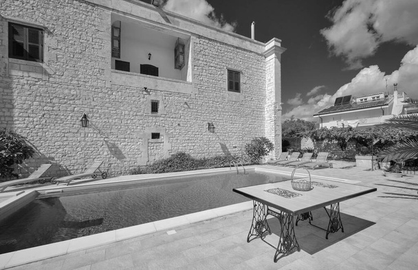 Itálie, Sicílie, Modica (provincie Ragusa), krajina, fasáda starého kamenného domu s bazénem - Fotografie, Obrázek