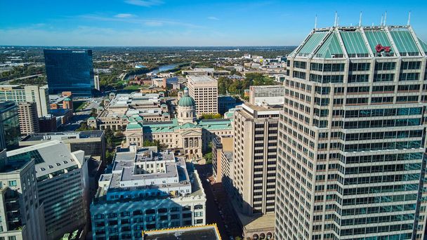 Εναέρια του κέντρου της Indianapolis κτίρια, δικαστήριο, και ουρανοξύστες - Φωτογραφία, εικόνα