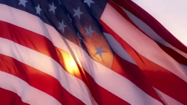 Eeppinen elokuvallinen lippu Amerikan yhdysvaltojen voimakkaasti vilkuttaa auringonvalossa 4K - Materiaali, video