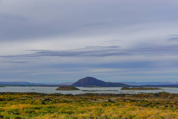 Myvatn, Islandia: Un lago poco profundo situado en una zona de volcanismo activo en el norte de Islandia, cerca del volcán Krafla. - Foto, imagen