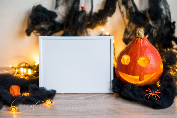 Halloween vakantie concept. Fotolijstje, Halloween decoraties op witte achtergrond. Vooraanzicht, kopieerruimte. Hoge kwaliteit foto - Foto, afbeelding