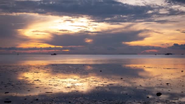 Csodálatos felhők a tenger felett Timelapse, Sunset vagy napkelte Égő arany ég és ragyogó arany hullámok Gyönyörű fény tükröződés a tenger felszínén Csodálatos táj 4K felvételek Time Lapse fenséges fény - Felvétel, videó