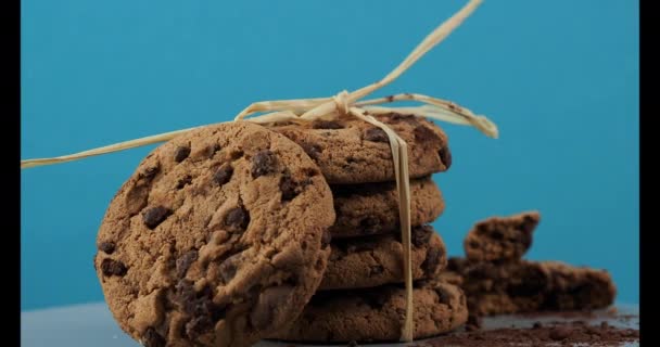 Шоколадне печиво, вистелене пірамідою, пов'язаною солом'яною мотузкою
. - Кадри, відео