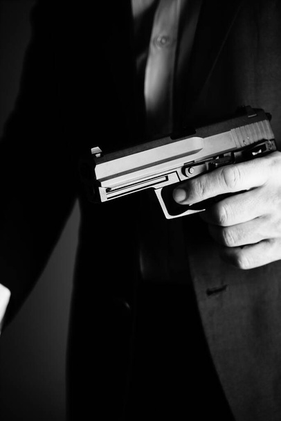 Retro titkos ügynök pisztollyal a kezében a vintage bűnügyi thriller mockup borító fotó.        - Fotó, kép