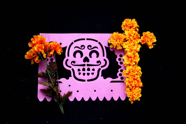 Цветная картонная бумага в виде катрины в качестве украшения ко Дню Верных Мертвых и Всех Святых с крестообразным цемпасухилом, свечами и рамой - Фото, изображение