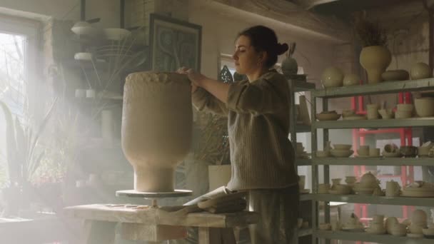Kobieta robi wielki wazon z surowej gliny - Materiał filmowy, wideo