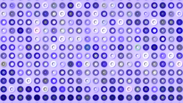 Helle Punkte blinken in verschiedenen Farben. Bewegung. Wechselnde Farben und Farbverläufe der Punkte erzeugen einen blinkenden Effekt. Punkte mit Ringen blinken in verschiedenen Farben - Filmmaterial, Video