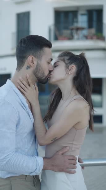 Χαμογελώντας ισπανόφωνο ζευγάρι μιλώντας και φιλώντας στο δρόμο - Πλάνα, βίντεο
