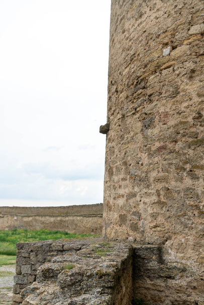 Un'antica fortezza sulla riva della baia. Muri di pietra maestosi, belle volte ad arco, finestre con scappatoie. Ucraina. Belgorod - Dnestrovsky - Foto, immagini