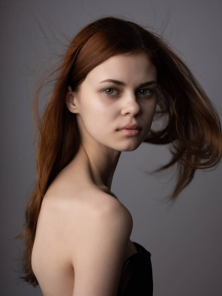 όμορφη γυναίκα γυμνοί ώμοι κόκκινα μαλλιά γκρο πλαν αίγλη - Φωτογραφία, εικόνα