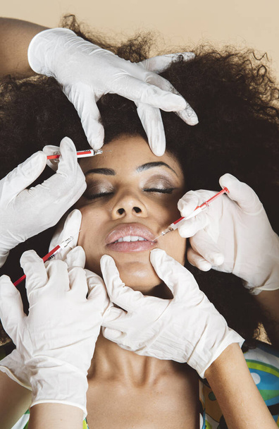 Mujer Latina Hispana, Recibiendo Tratamiento Facial de Levantamiento de Piel, Inyecciones - Foto, Imagen