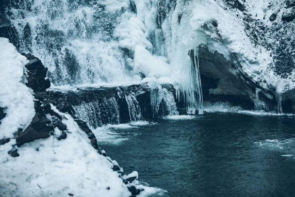 Winter gefrorenen Wasserfall aus nächster Nähe. Eis und Wasser - Foto, Bild