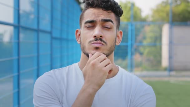 Молодий арабічний чоловік робить жести і піднімає палець, створюючи творчий план, який здається схвильованим хорошою ідеєю, мотивацією, концепцією роботи мозку еврекою. Індіанський підприємець з Близького Сходу розмірковує над пропозицією - Кадри, відео