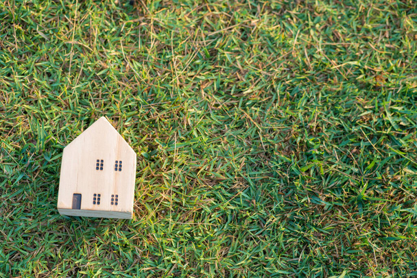 Yeşil çimen varlık iş konsepti üzerine ev ahşabı modeli - Fotoğraf, Görsel