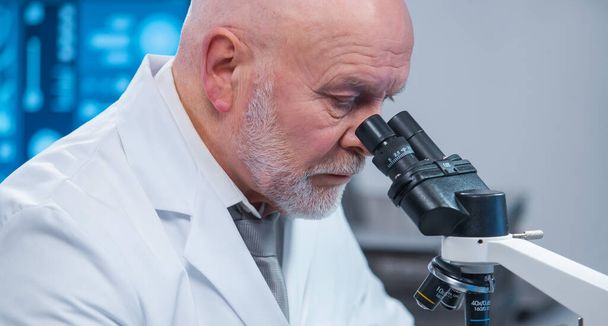 Professor works in a modern scientific laboratory using equipment and computer technologies. The scientist does research and develops new vaccines. Science and healthcare concept. - Foto, Bild