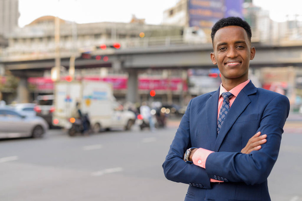 Πορτρέτο του νεαρού αφρικανού επιχειρηματία με κοστούμι και γραβάτα - Φωτογραφία, εικόνα