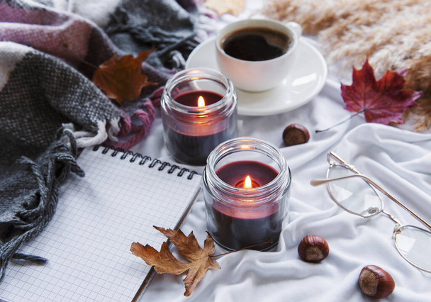 Natura morta d'autunno con zucche, caffè e candele accese. Accogliente composizione caduta - Foto, immagini