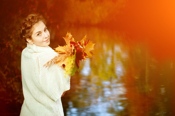 Осенняя женщина. Красивая молодая модная девушка в осеннем парке
.  - Фото, изображение