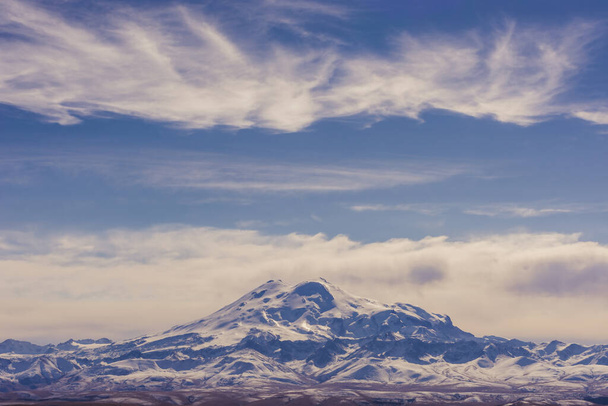 Mont Elbrus sur fond de ciel bleu et de nuages - Photo, image
