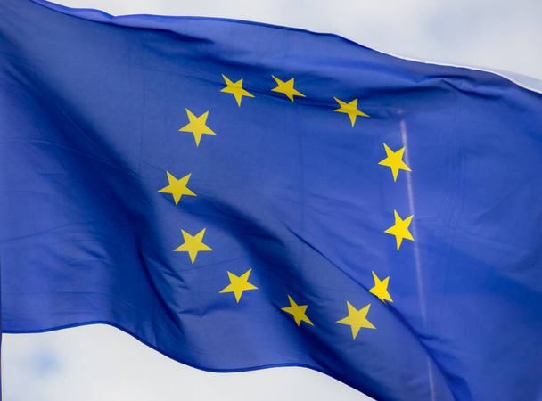 Drapeau officiel de l'Union européenne devant un ciel bleu. - Photo, image